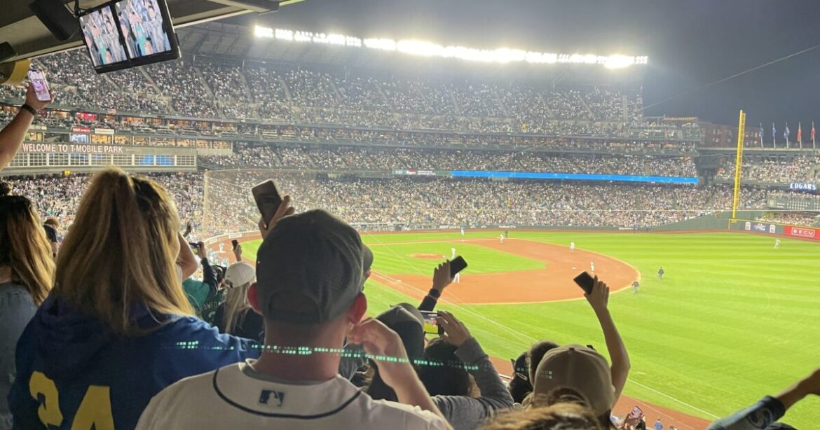 Mariners Fans Unite at Roosevelt High School